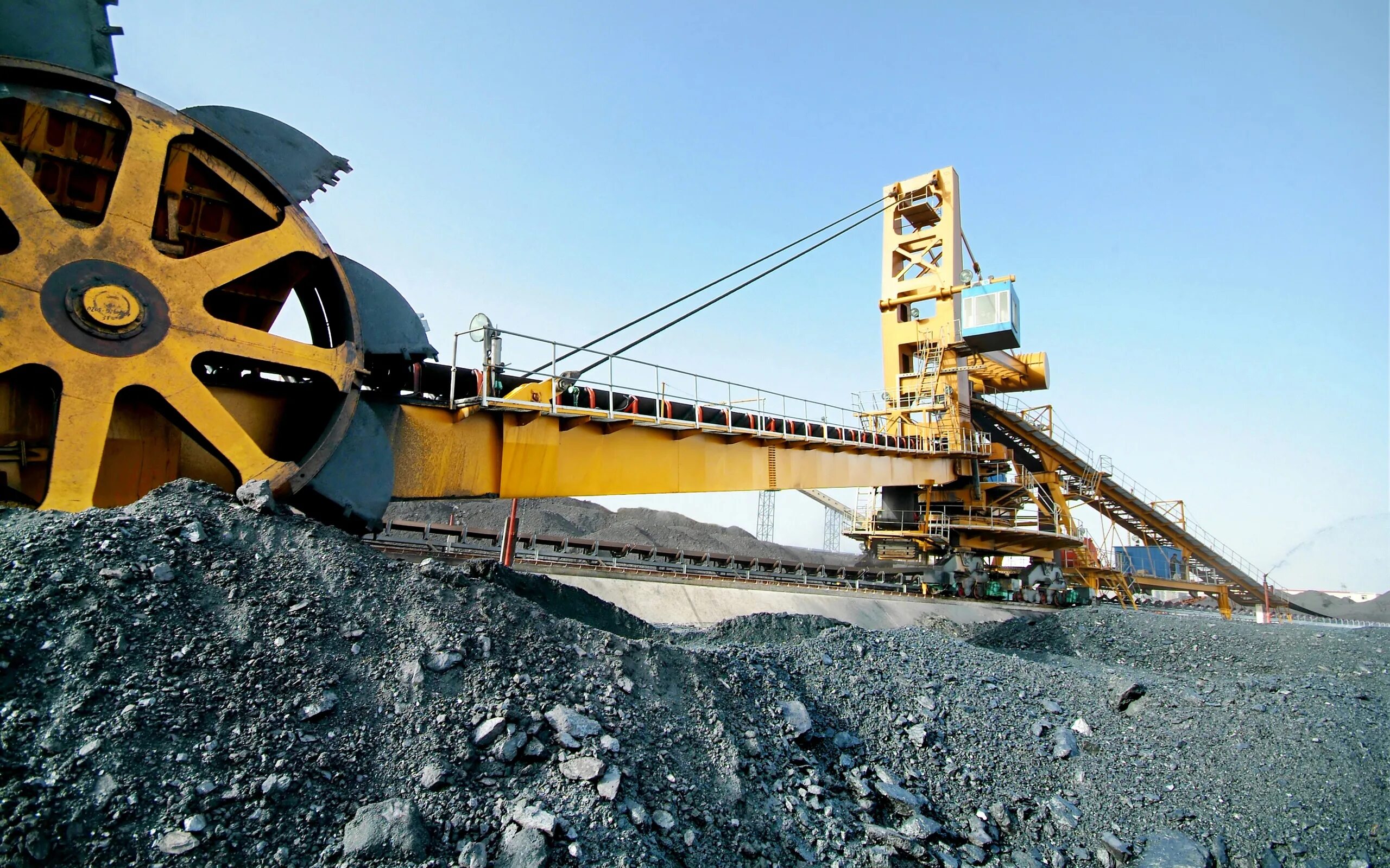 Хитачи 3600 экскаватор. Подземные самосвалы атлас копко. Угмк кузбассразрезуголь. Самосвал коматсу 90т. Машины для добычи полезных ископаемых.