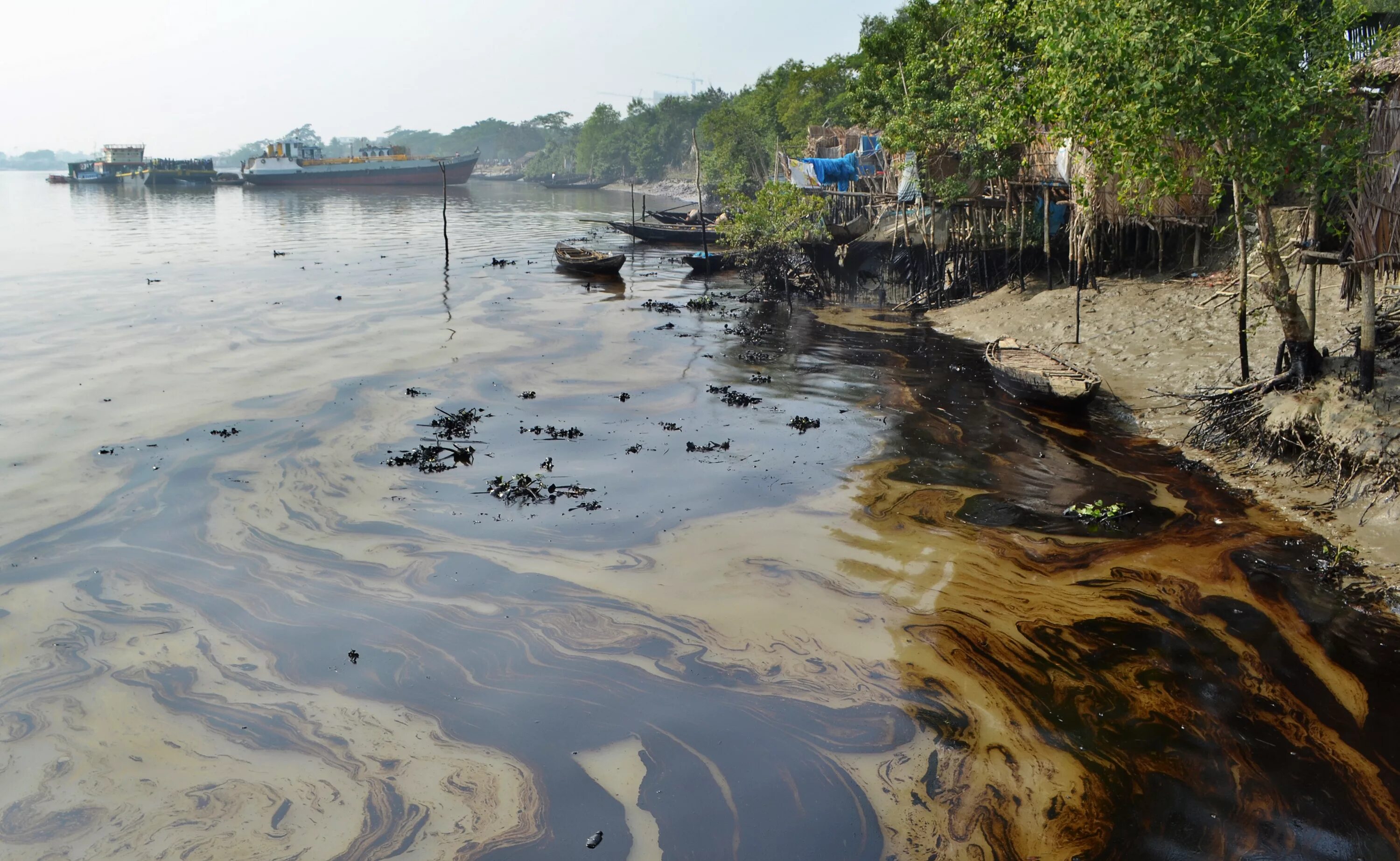 Загрязнение воды. Загрязнение водоемов нефтепродуктами. Загрязненные водоемы. Вода на разлив. Загрязнения водохранилище