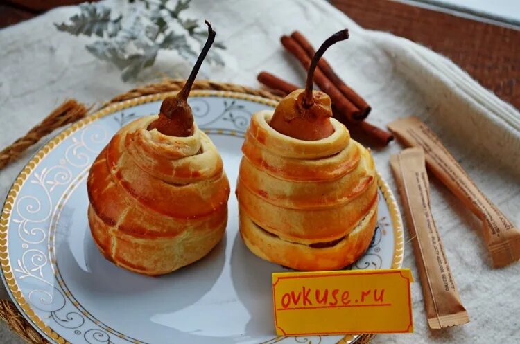 груша в слоеном тесте. десерт груша в тесте. печеная груша. груша в тесте рецепт. пряная груша в тесте.