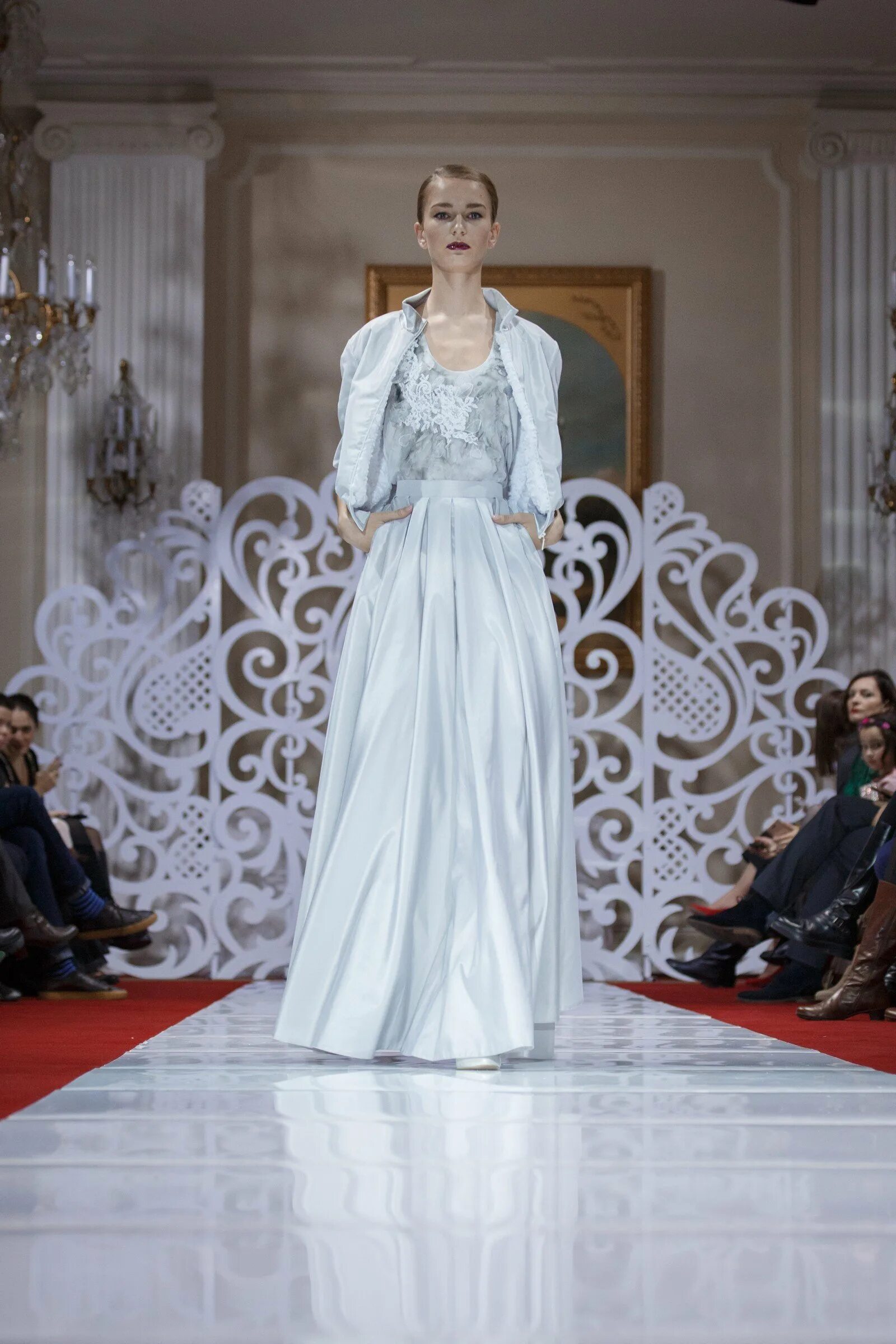 Свадебные модельеры. Демонстрация свадебных платьев. Платье от oscar de la renta. Шанель карла лагерфельда. Оскар де ла рента платья.