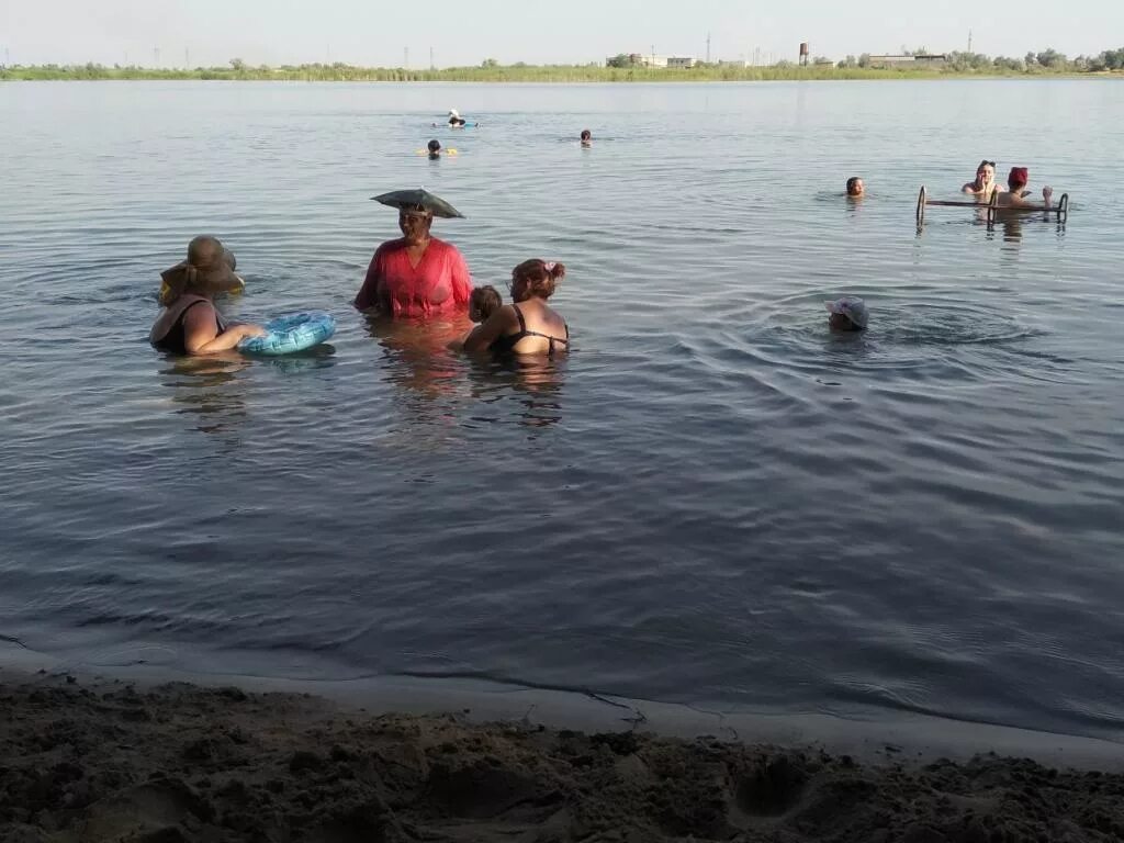 Купаться на песчаном. Шарташское озеро екатеринбург. Пляж на озере. Озеро яллама ташкент. Дичковское озеро александров.