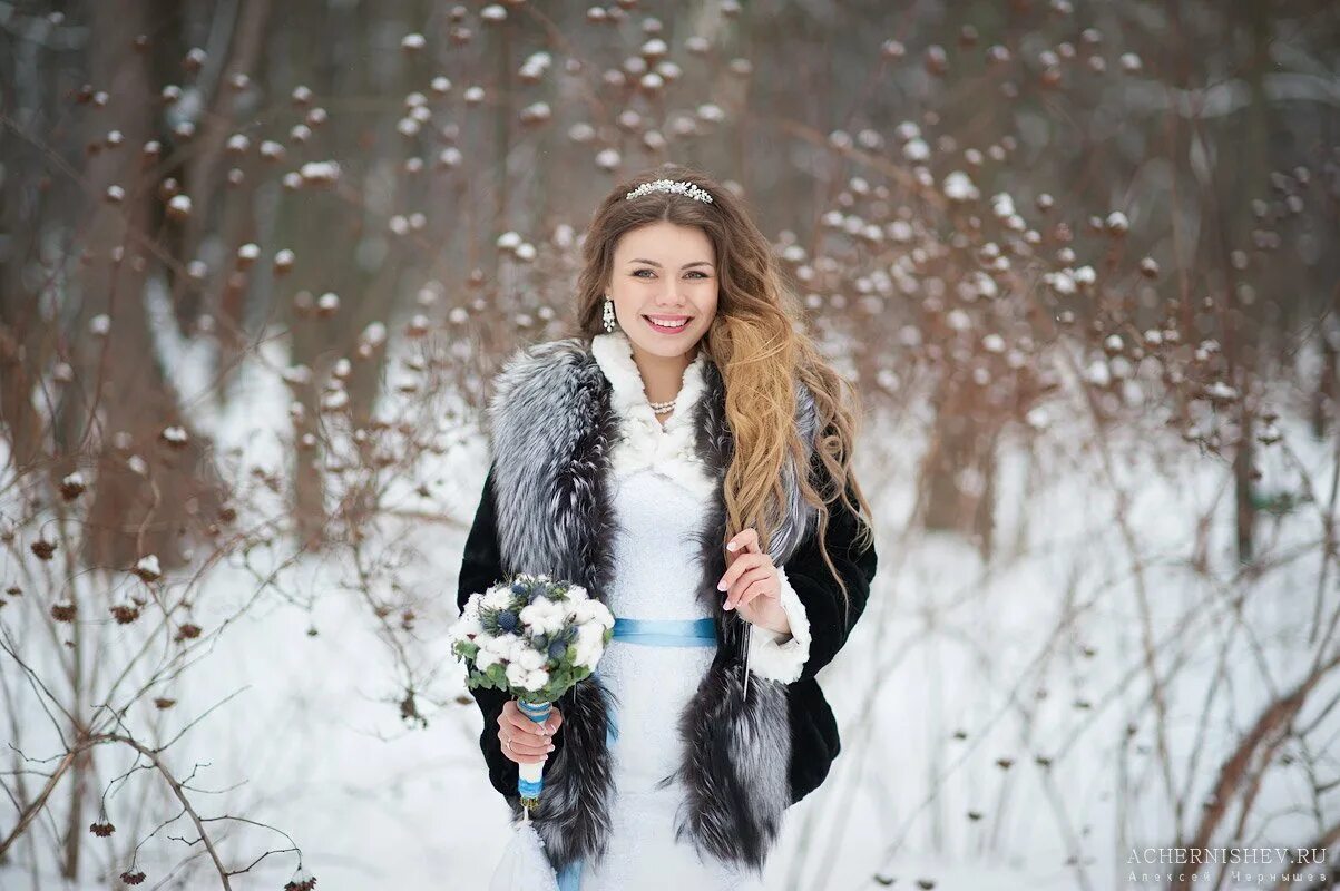 Пришла на фотосессию. Зимняя фотосессия на природе. Девушка в зимнем лесу с цветами. Фотосессия в зимнем лесу с цветами. Фотосессия в феврале.