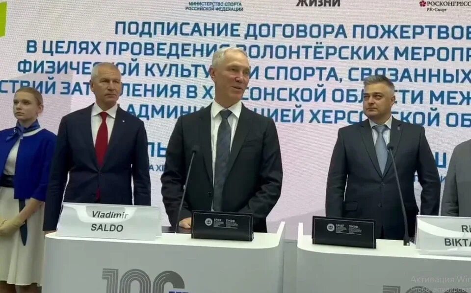 Президенты стран. Херсонская область подписание договора. Путин с президентом донецкой республики. Путин момент подписания 30. Подписание договора.