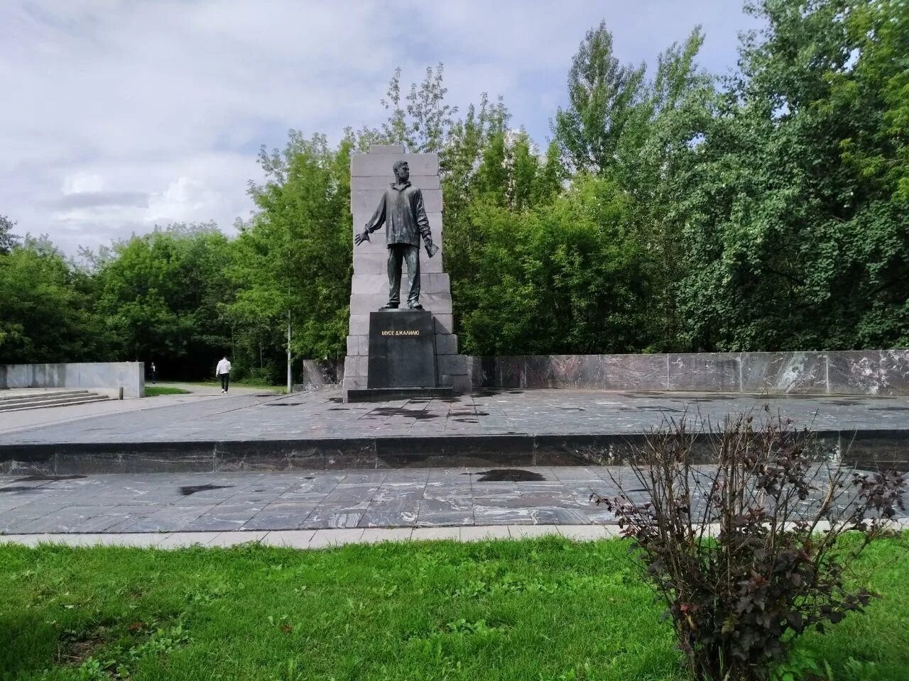 Парк мусы джалиля. Памятник мусы джалиля в москве. Мемориальный комплекс мусы джалиля набережные челны. Памятник на улице мусы джалиля. Памятник джалилю в набережных челнах.