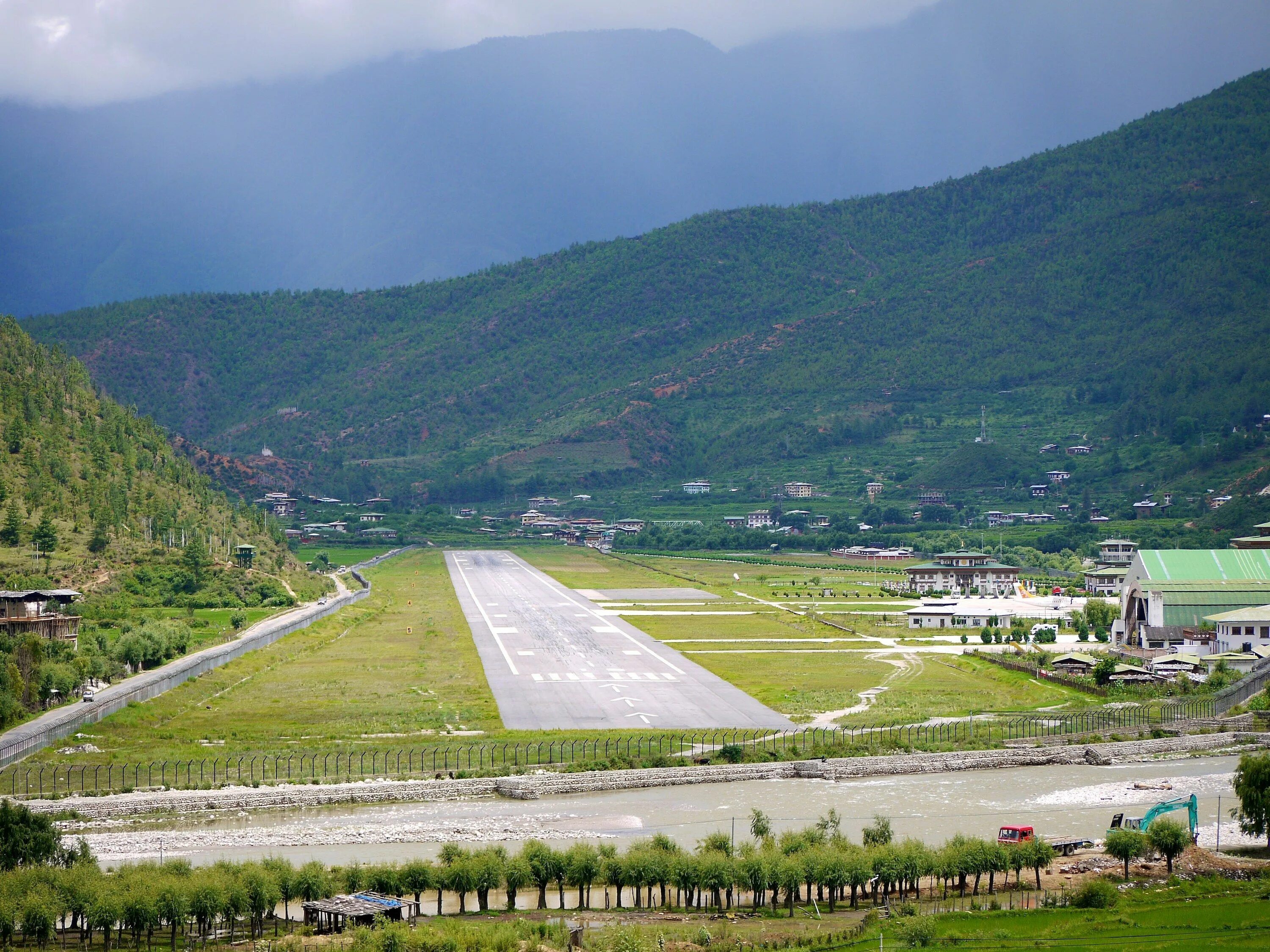 Аэропорт паро в королевстве бутан. Паро 6. Бутан тхимпху аэропорт. Аэропорт паро гималаи. Изоспан-ам (70 м2) гидроизоляционная мембрана.