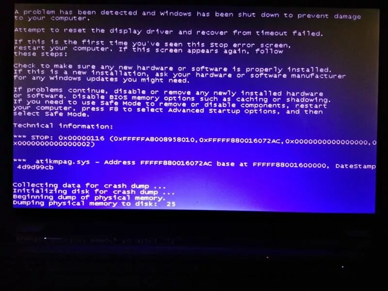 Синий экран. Синий экран на ноутбуке леново. Синий экран смерти на ноутбуке. При включении ноутбука синий экран с надписями.