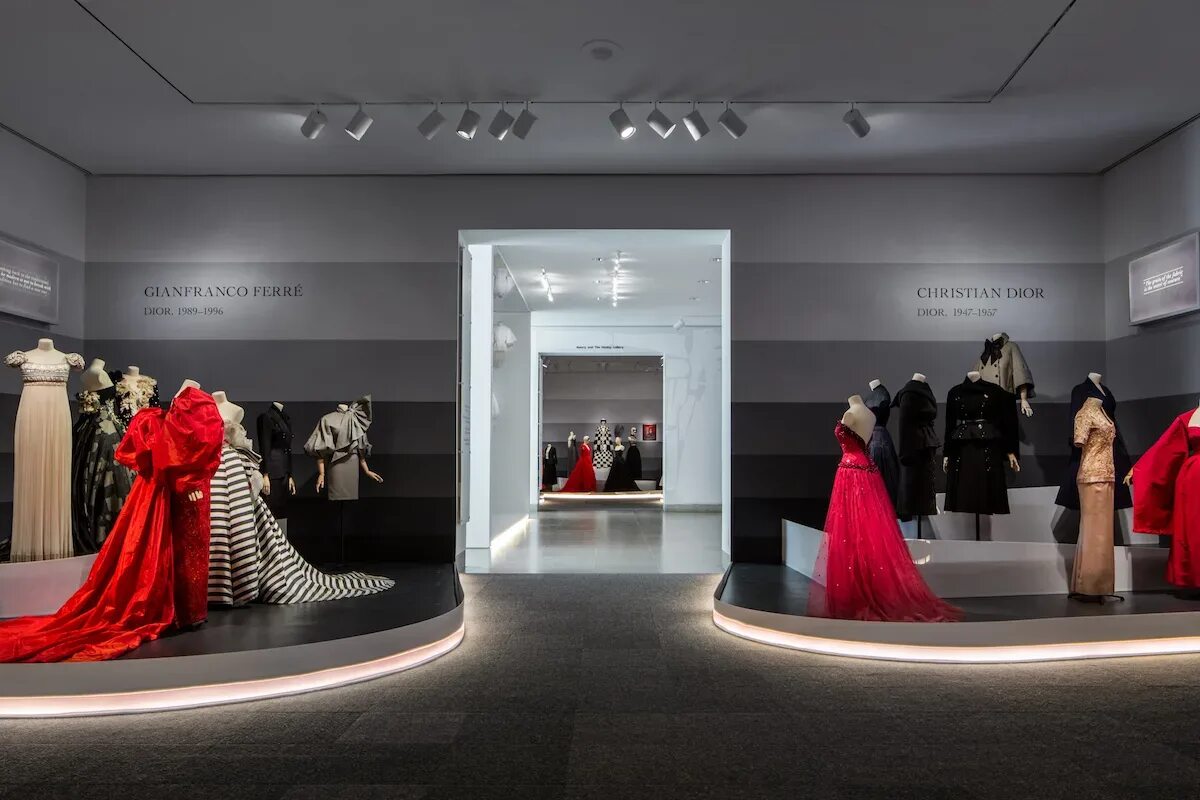 Дому fashion. Коко шанель дом моды в париже. Дом кристиан диор в париже. Коко шанель бутик. Дом моды коко шанель во франции.