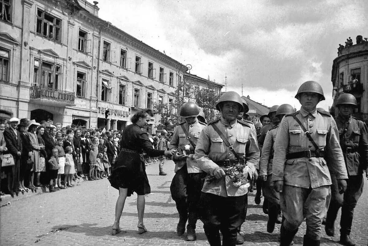 Польша освобождение 1944 г. Освобождение столицы Польши Варшавы. Освобождение Варшавы 1945. Освобождение Варшавы советскими войсками. Европа входит в войну