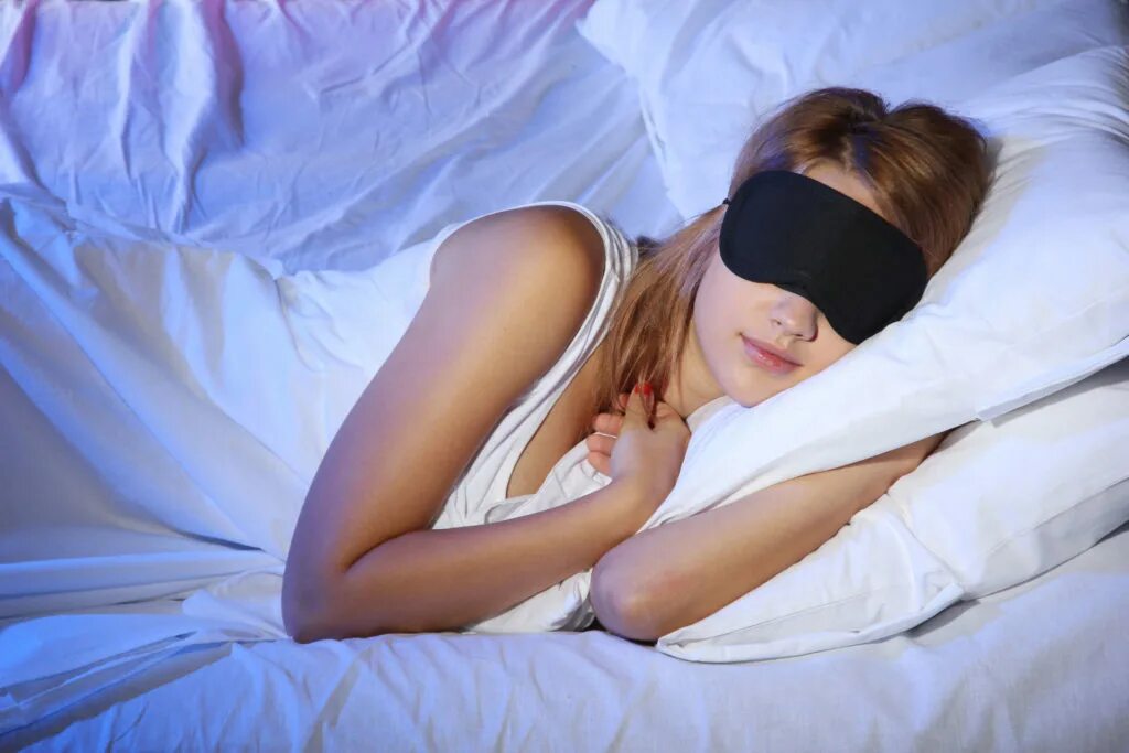 Спать маска. Маска для сна. Девушка в маске для сна. Крепко спать в кровати