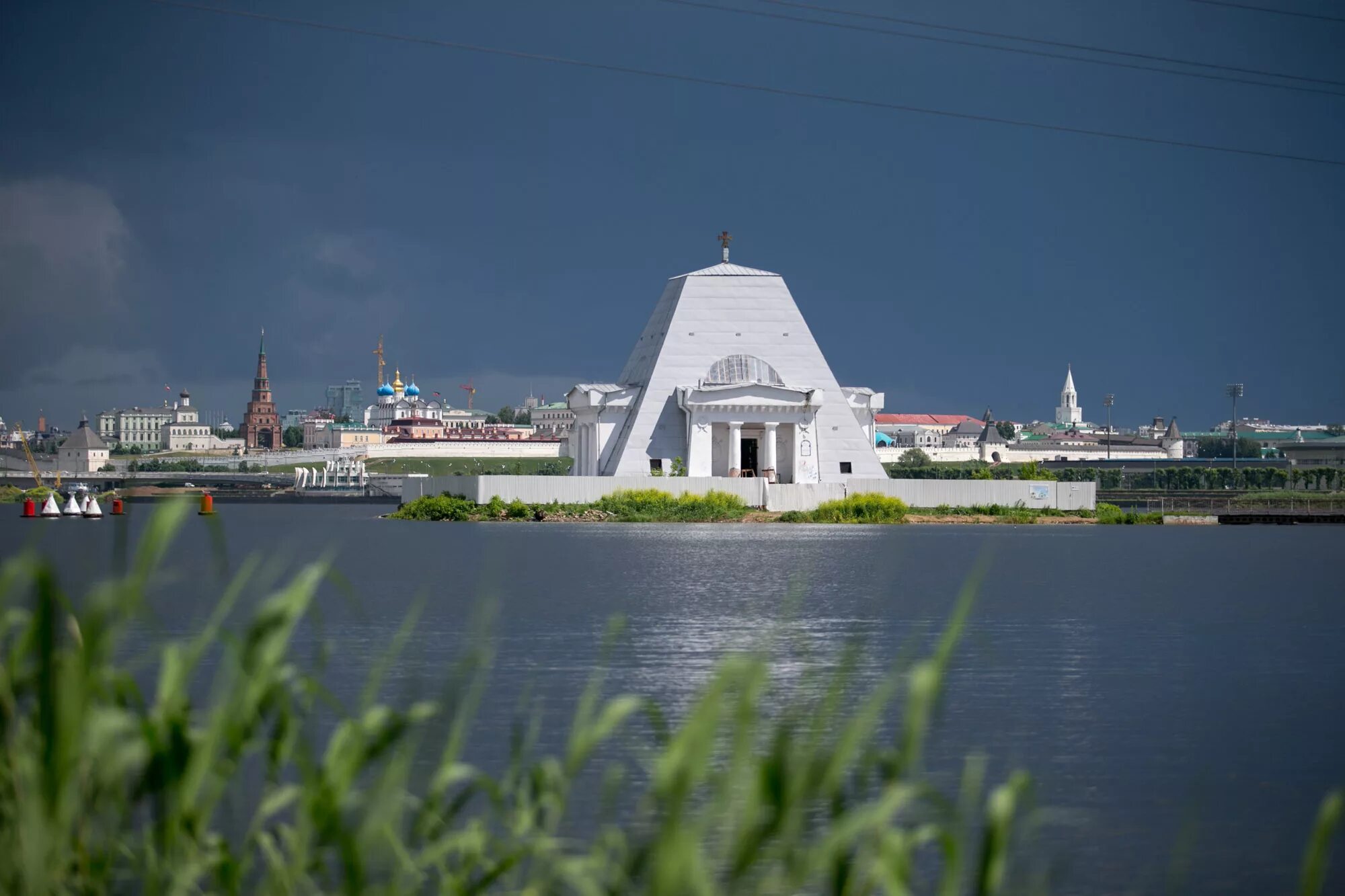 Храм памятник павшим воинам Казань. Храм Спаса Нерукотворного Казань. Храм памятник Спаса Нерукотворного Казань. Зрампамчтник воинам Казани. Казань пала