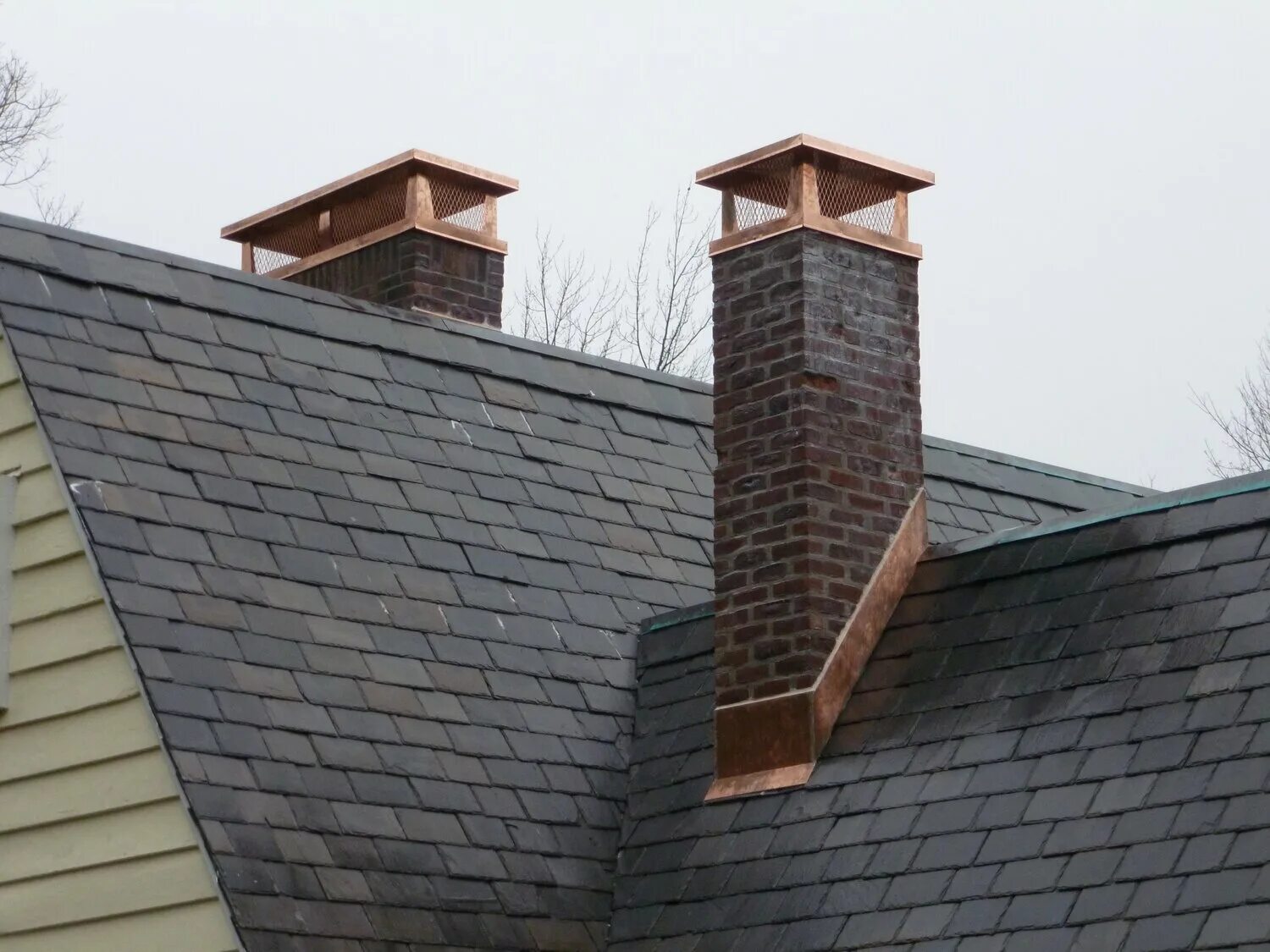Дымоходы кирпичные в домах. Кирпичная вентшахта козырёк. Строения из кирпича. Дымоход из кирпича. Оголовок дымохода из кирпича.