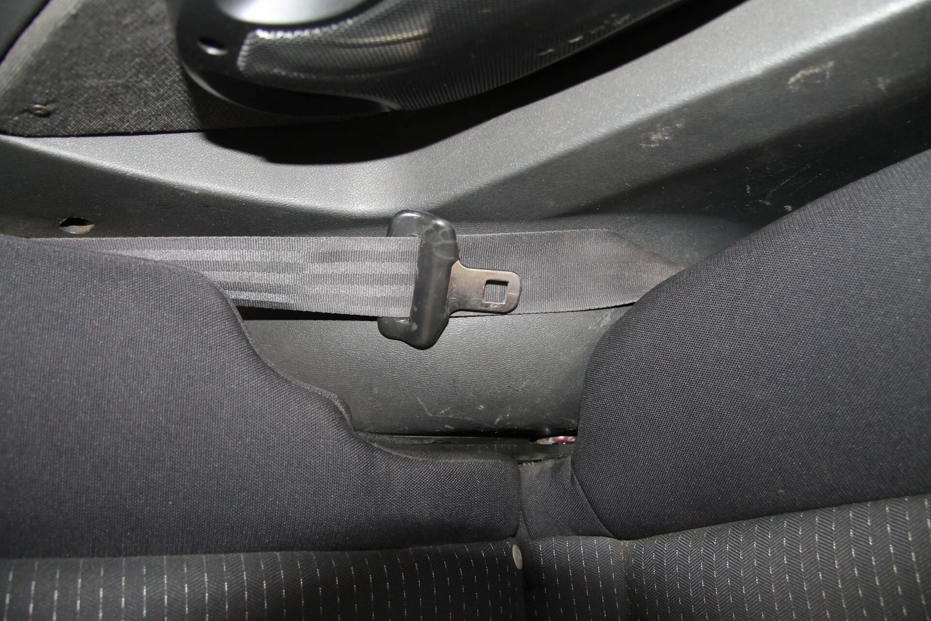 Хендай гетц 1. Схема водительского сидения hyundai tucson. Водительское сиденье хендай гетц. Снять сиденья гетц. Getz снятие заднего сиденья.