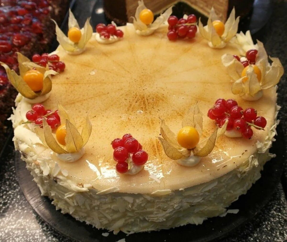 Как украсить наполеон на день рождения. Наполеон украшенный физалисом. Украшение торта Наполеон. Наполеон украшенный фруктами. Украшение торта Наполеон фруктами.