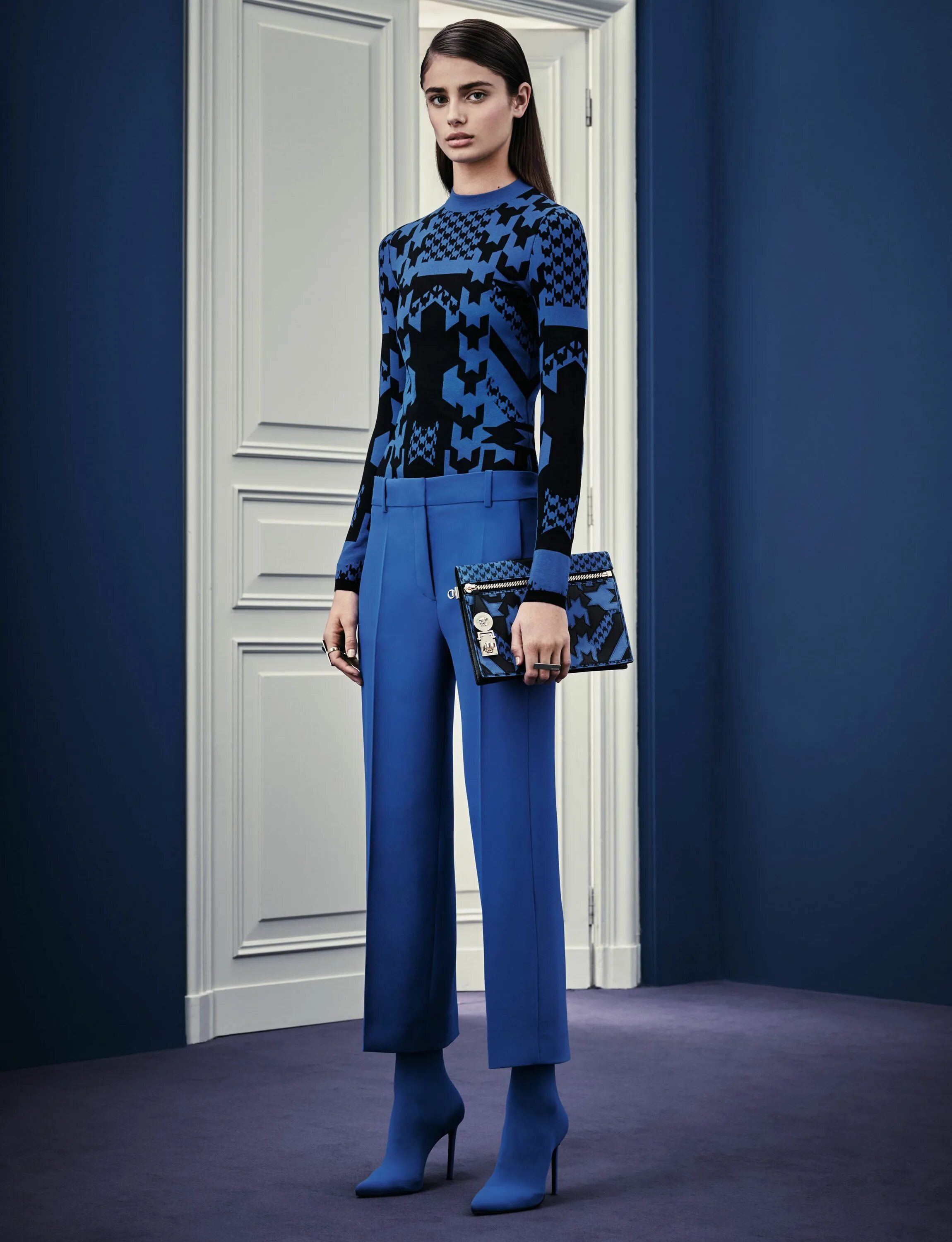 Look collection. Брючные костюмы Версаче женские. Коллекция Версаче голубая. Versace pre Fall 2023. Одежда в синих тонах.