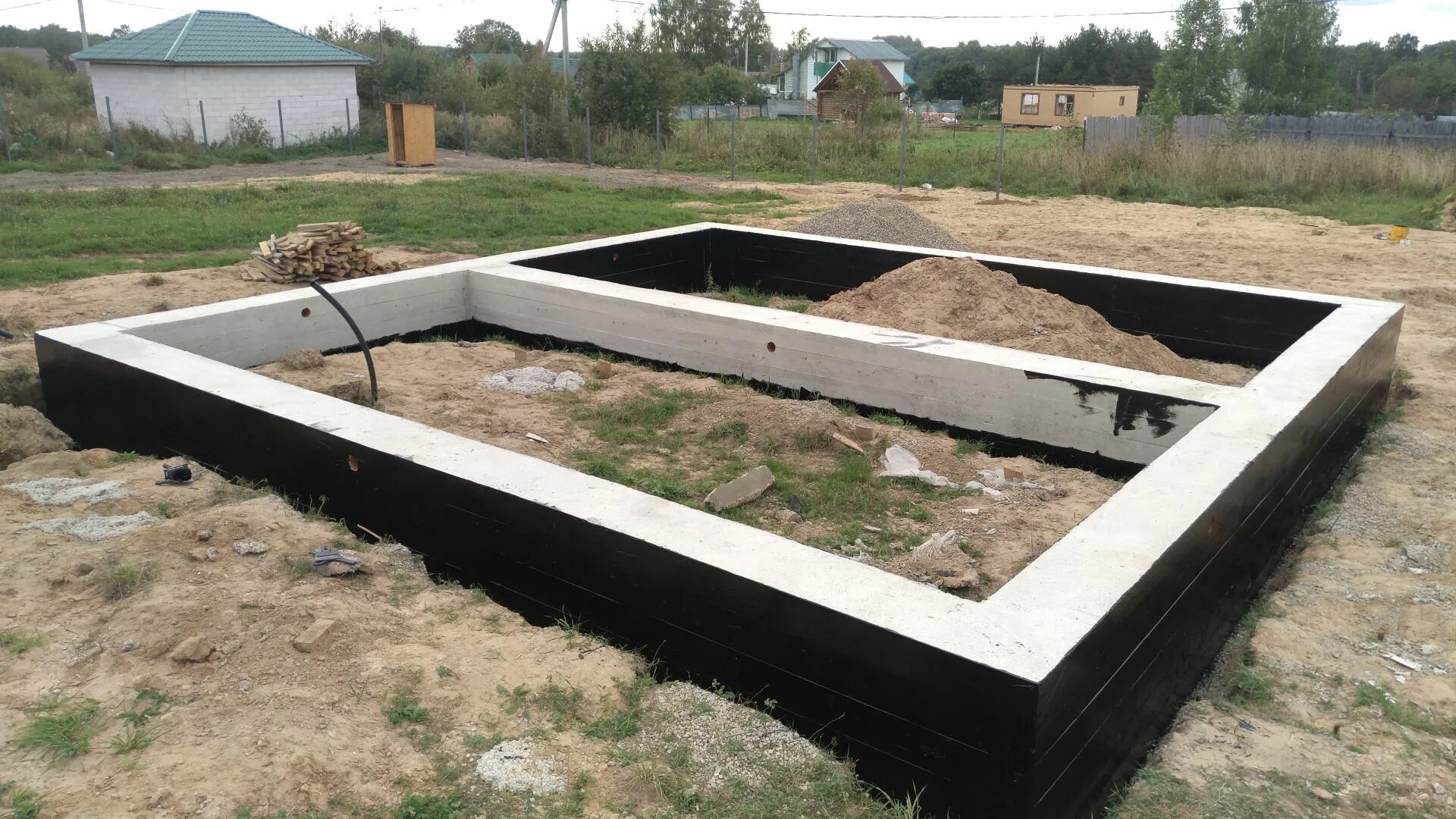 Фундамент под готовый дом. Бетонирование ушп. Ленточный фундамент для дома. Фундамент под частный дом. Готовый фундамент.