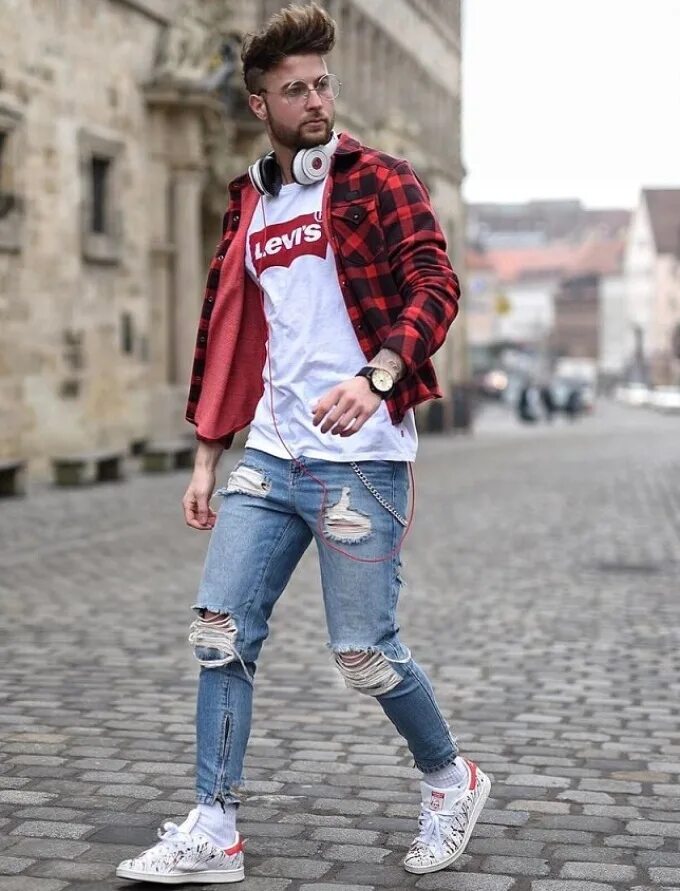 Красная рубашка джинсы. Casual стиль Levis. Уличная одежда мужская. Яркий мужской образ. Яркие Луки мужские.