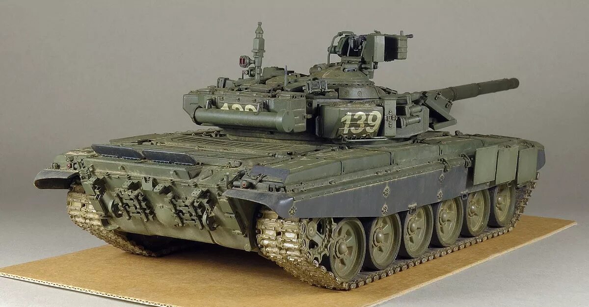 Собранные сборные модели. Т 90 Trumpeter 1/35. Т 90 Трумпетер модель. Модель звезда танк т 90. Сборная модель танка т 90 звезда.