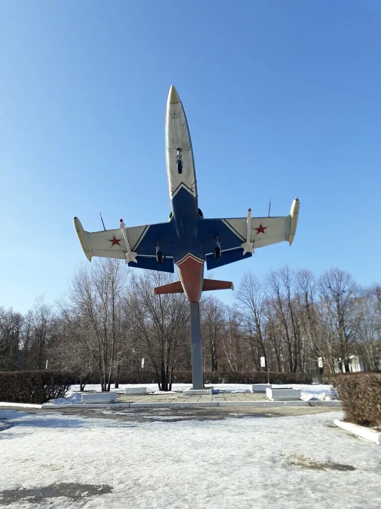Альбатрос чкаловск. L-39 альбатрос балашов. l-39 albatros памятник. парк имени куйбышева балашов. самолёт-памятник ан-12 балашов.