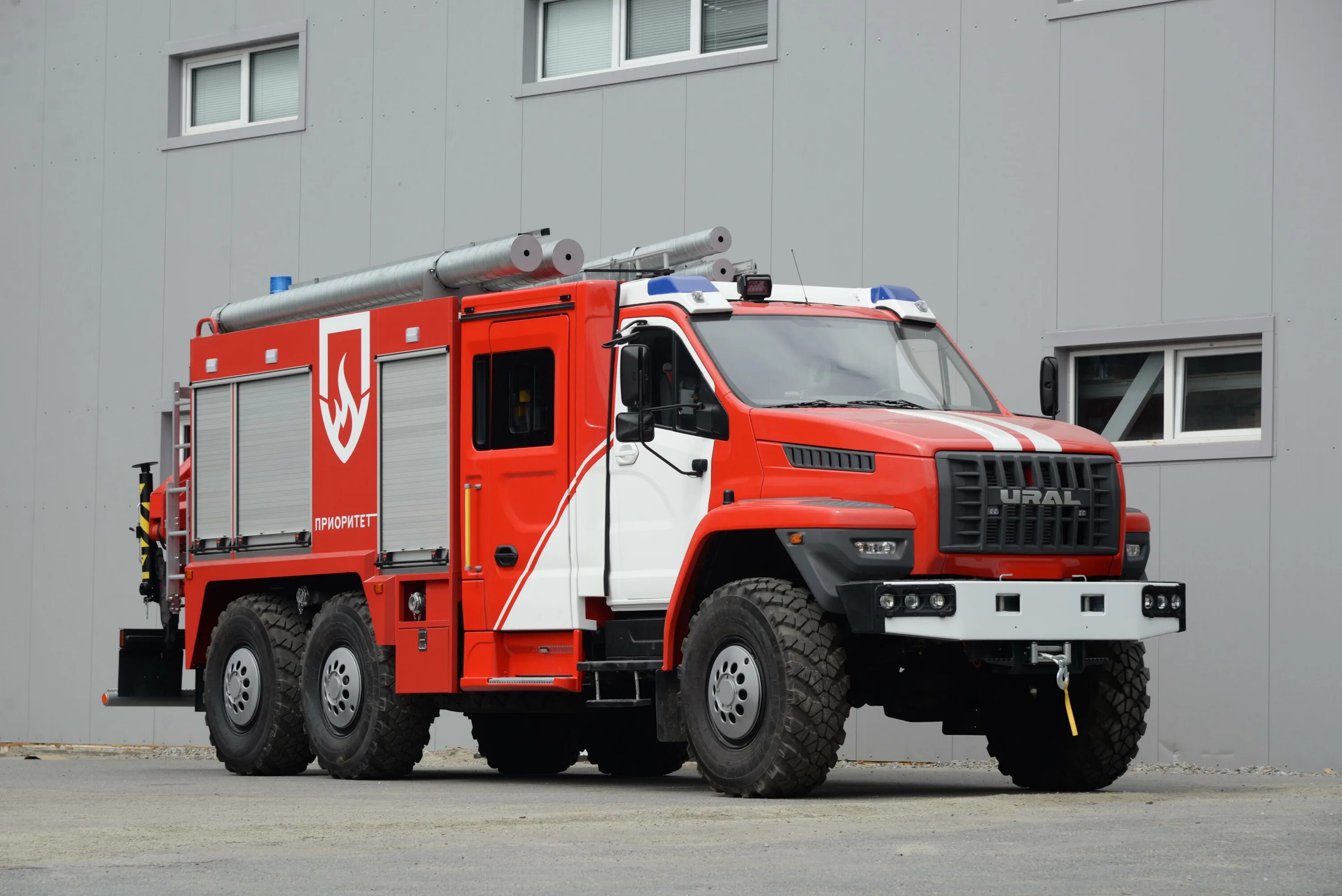 Машина мчс. Saic iveco genlyon пожарная машина. Пожарная машина rosenbauer panther. Специальная техника мчс. Специальная техника мчс.