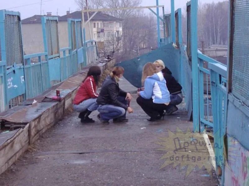 Дворовые девчонки. 3 девушки за гаражами. Дворовые девки. Гараж драйв 2. 3 девушки за гаражами.