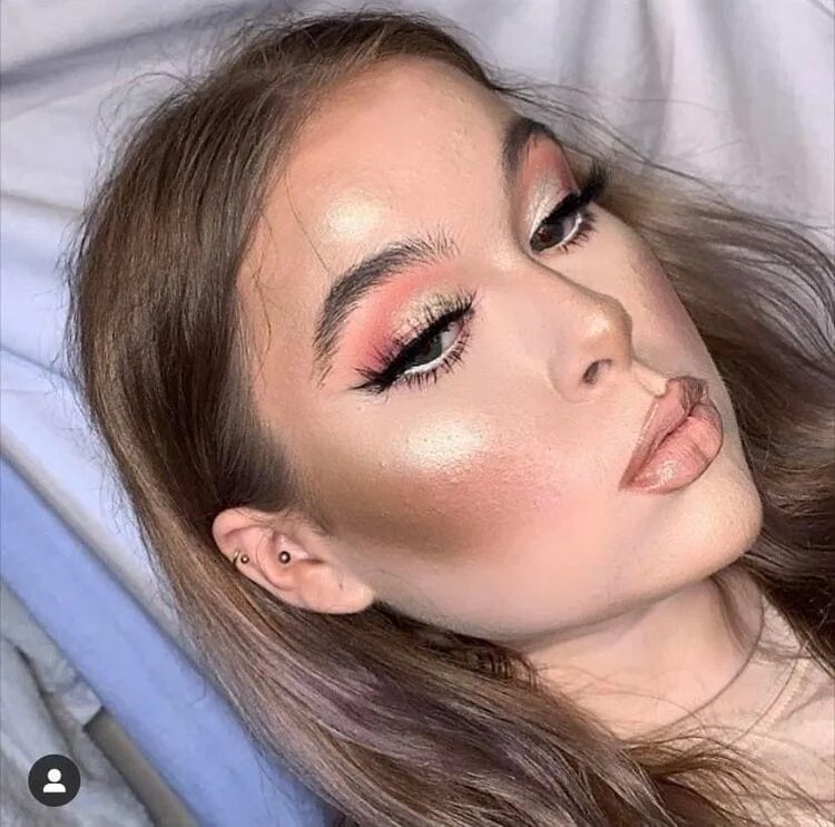 Неудачный макияж. Девушка переборщила с макияжем. Перебор с макияжем. Гуру мейкапа. Она просила не портить мейкап.