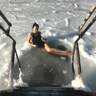 Купаться в ледяной