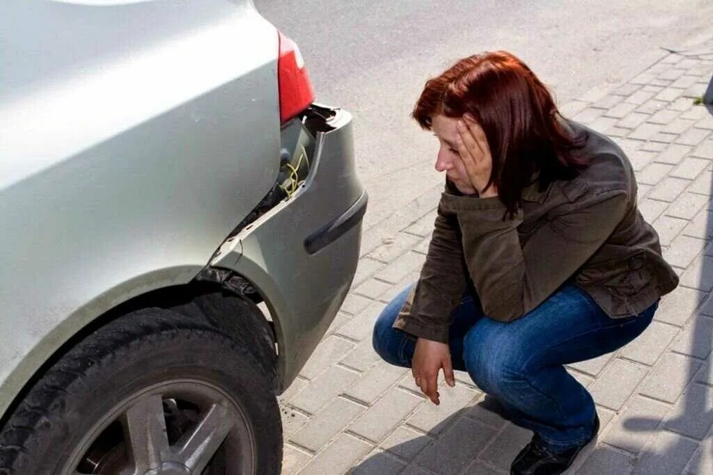 Штраф за побег с места дтп. Дтп осаго. Водитель. Мужчина с разбитой машиной. Водитель.