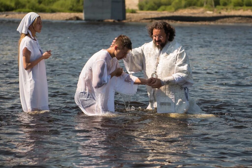 с крещением малыша. таинство крещения ксении. аган дети. крещение в реке. в водах какой реки проходило таинство крещения.