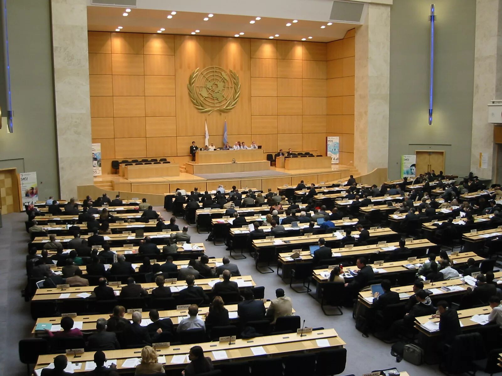 Дом оон. Залы ООН Женева дворец наций. Зал заседаний ООН В Женеве. Отделение организации Объединённых наций в Женеве. Территория ООН В Женеве.