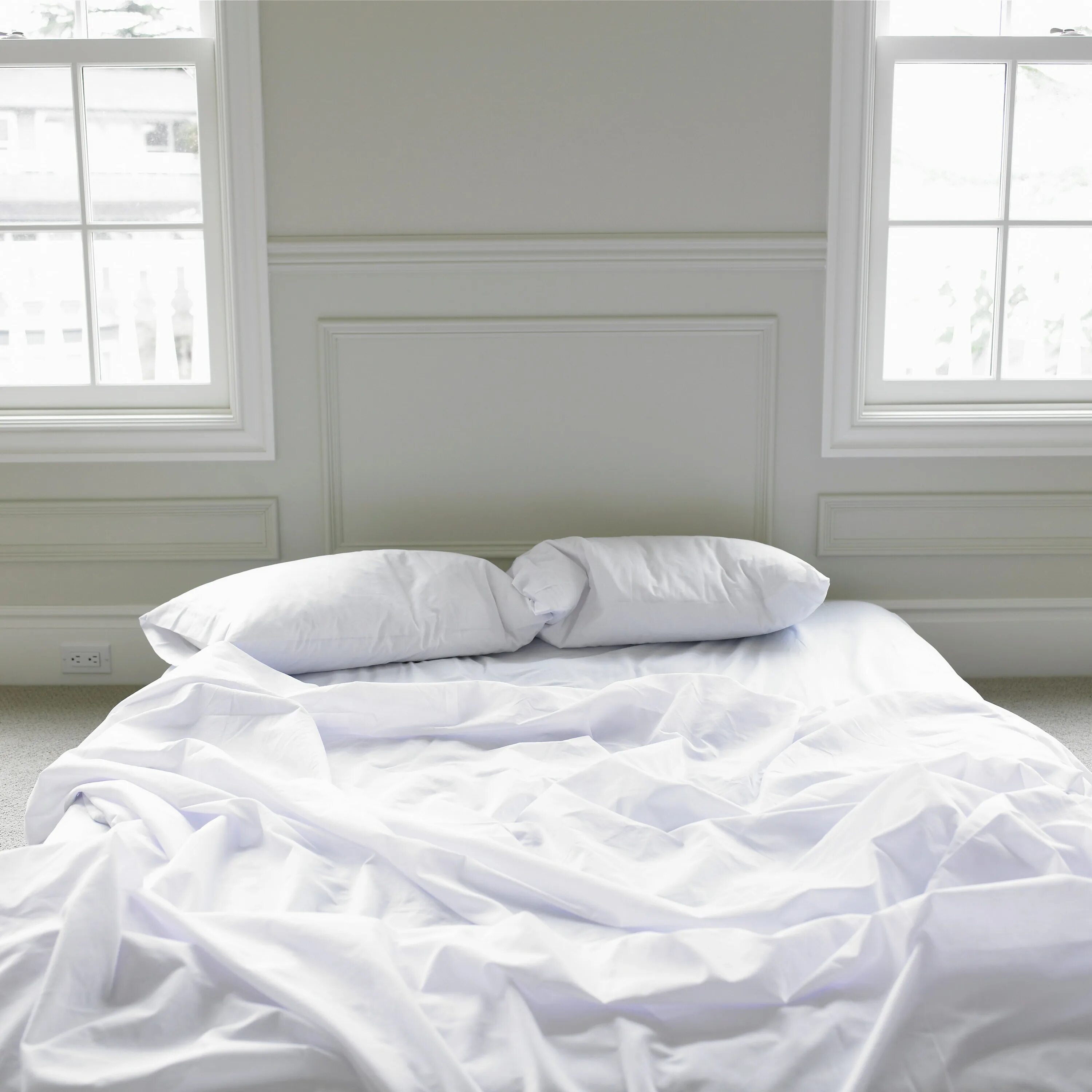 Пустая постель. Смятая кровать. Кровать белая. Белая простыня. Пустая кровать.