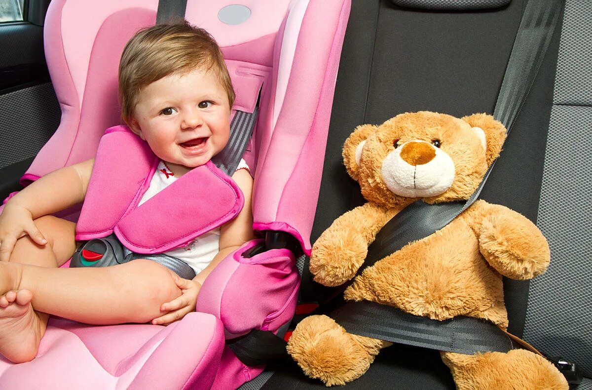 Детское удерживающее устройство автокресло. Детское кресло. Ребенок в автокресле. Автомобильное кресло для детей. Кресло для детей в машину.