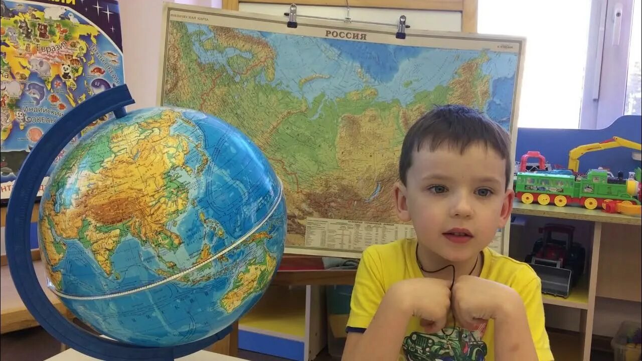 Эмблема географии. Дети географы. Логотип юный географ. Ученик с глобусом. Путешествие с детьми.