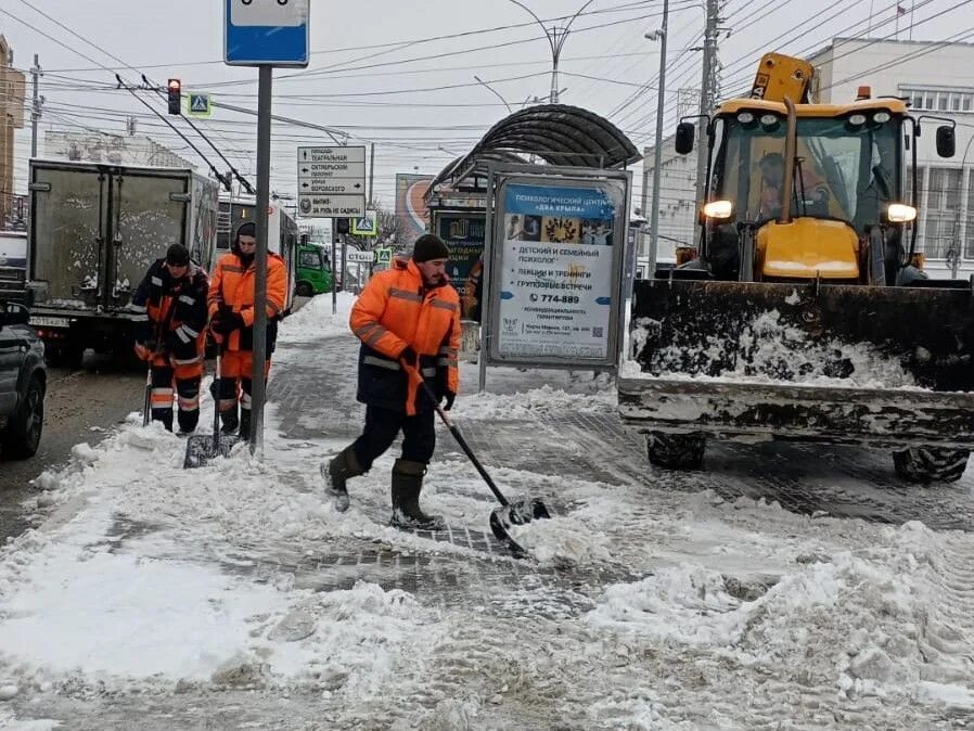 28 декабря рабочий. Уборка дорог. Снегопад. Техника для расчистки снега на дорогах. Снег на улице.