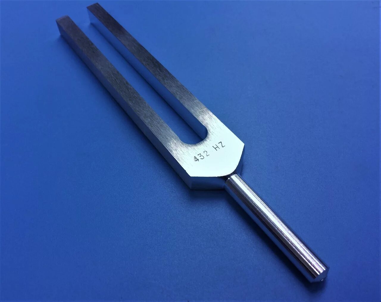 Tune fork. Камертон tuning fork. камертон с резонатором. камертон музыкальный инструмент. акустический камертон.