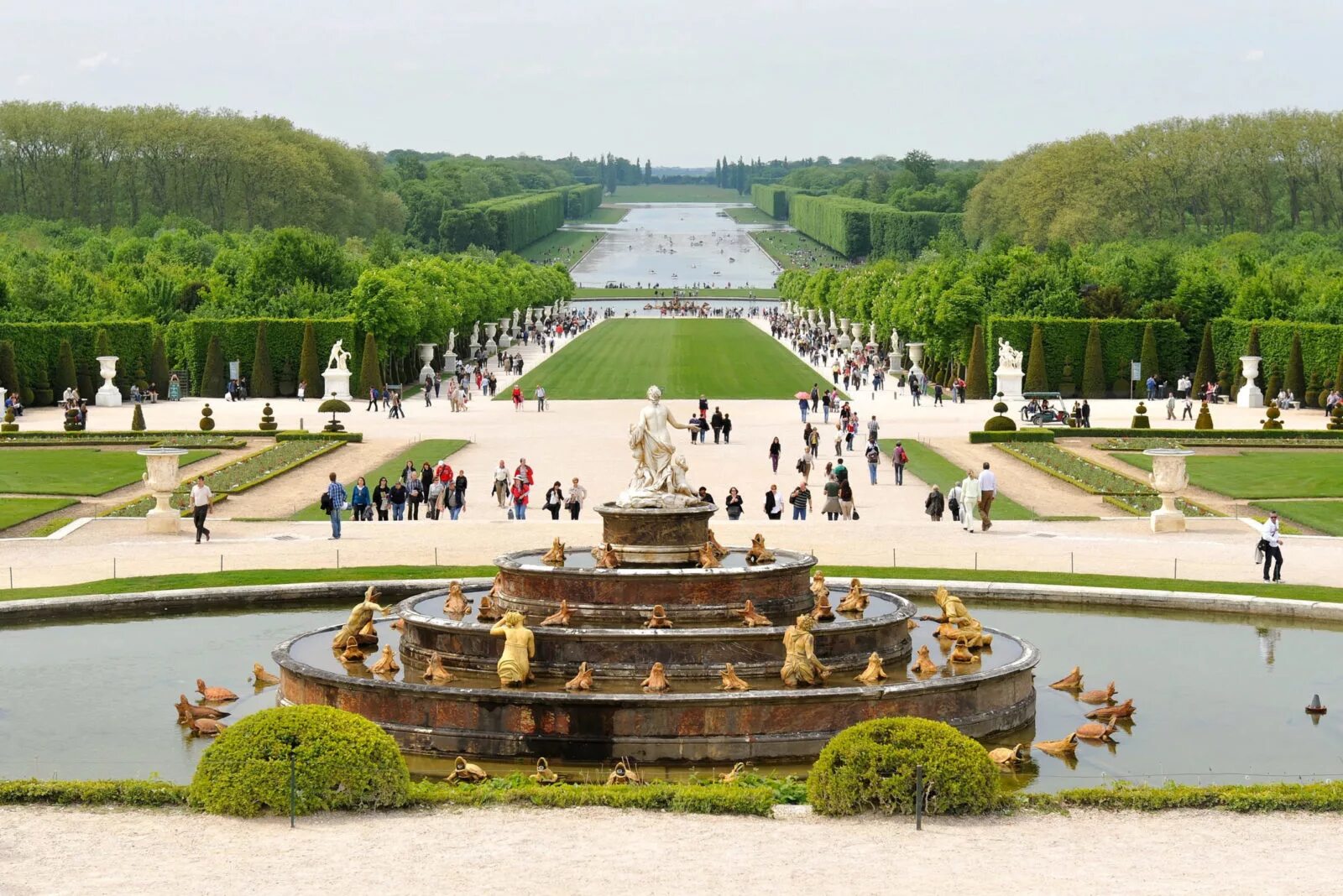 Де версаль. Версальский сад Франция. Регулярный парк Версальского дворца. Дворцовый парк Андре Ленотр. Версальский дворец сад амфитеатр.