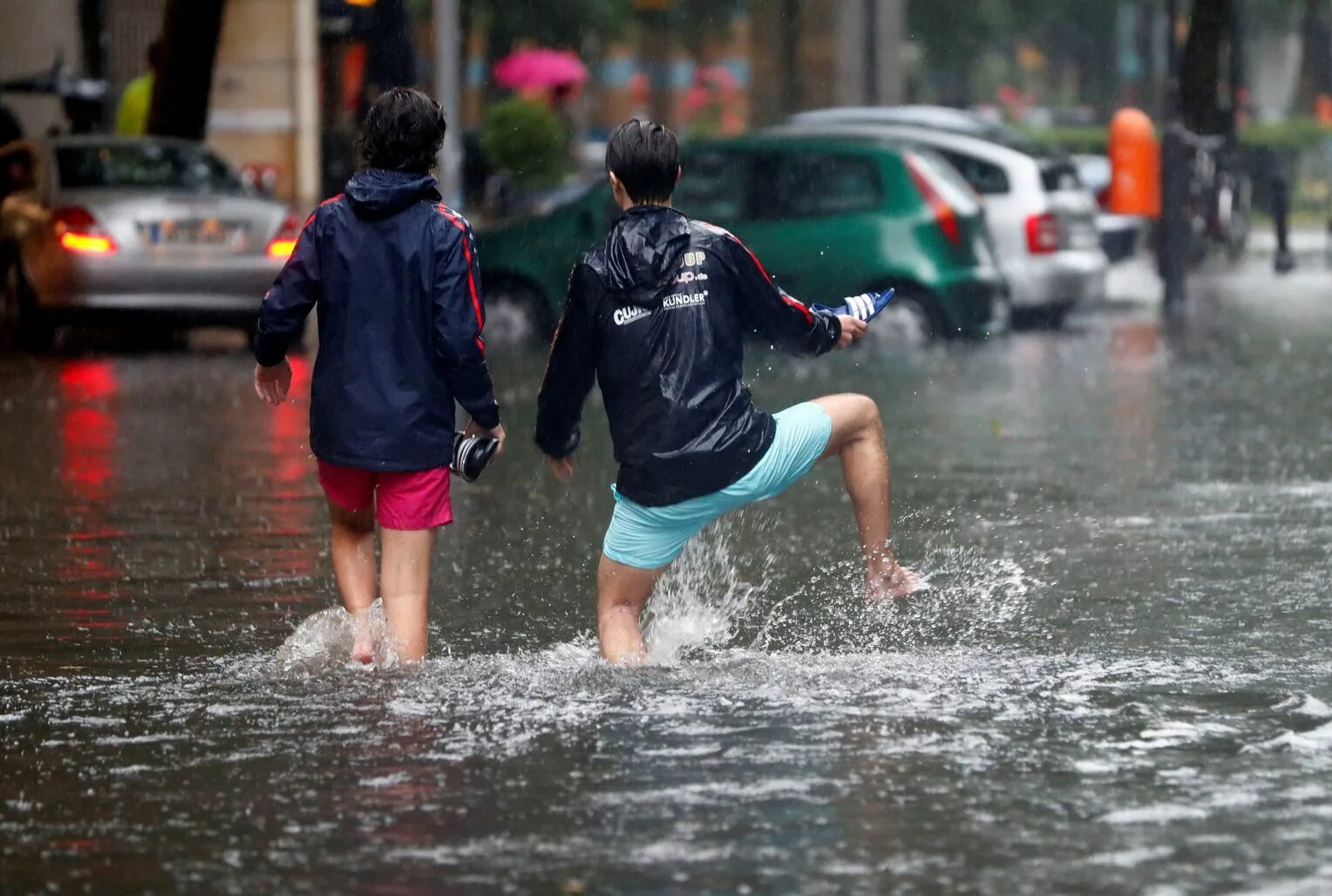 Начнется ливень ливень начнется. Сильный ливень. Дождь в питере летом. Сильный дождь. Начнется ливень ливень начнется.