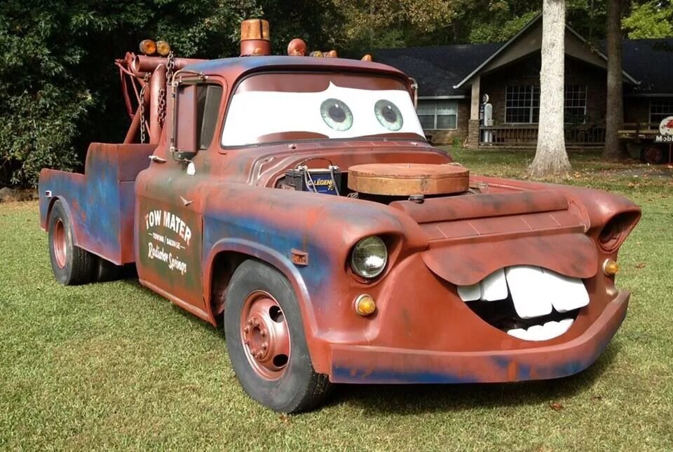 Страшный маквин. Тачки Tow Mater. Tow Mater машина. Тачки молния Маккуин и Мэтр. Cars 2 Tow Mater.