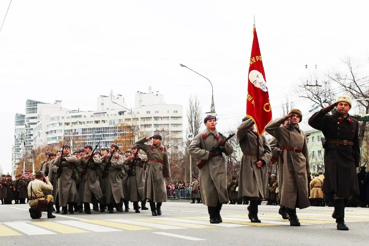 6 ноября 22. Реконструкция парада 7 ноября 1941 года Москва. Парад в Воронеже 7 ноября 1941 года. Три военных парада 1941. Военный парад в Воронеже.