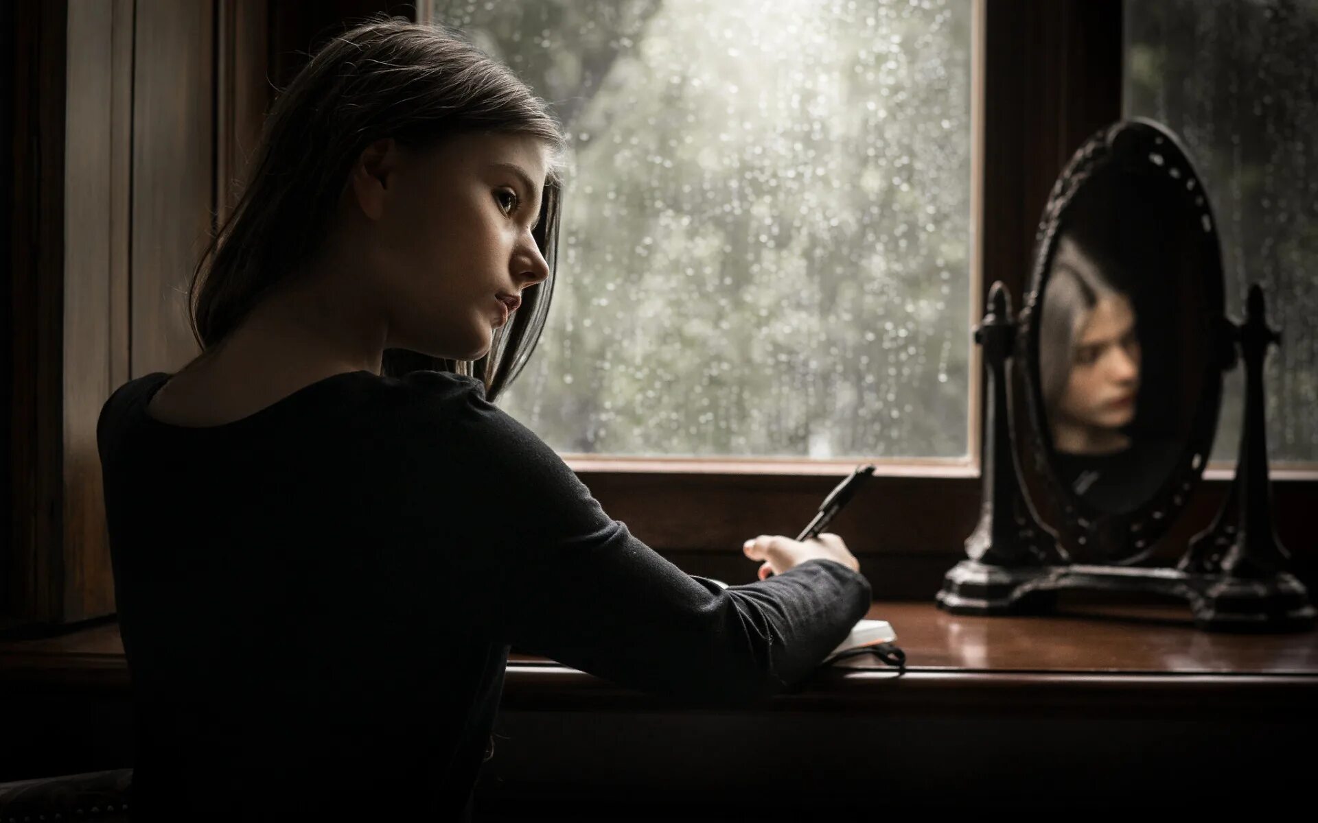 Женщина в окне. Фотосессия у окна. Сидит у окна. Маленькая девочка у окна. Дети в клетке.