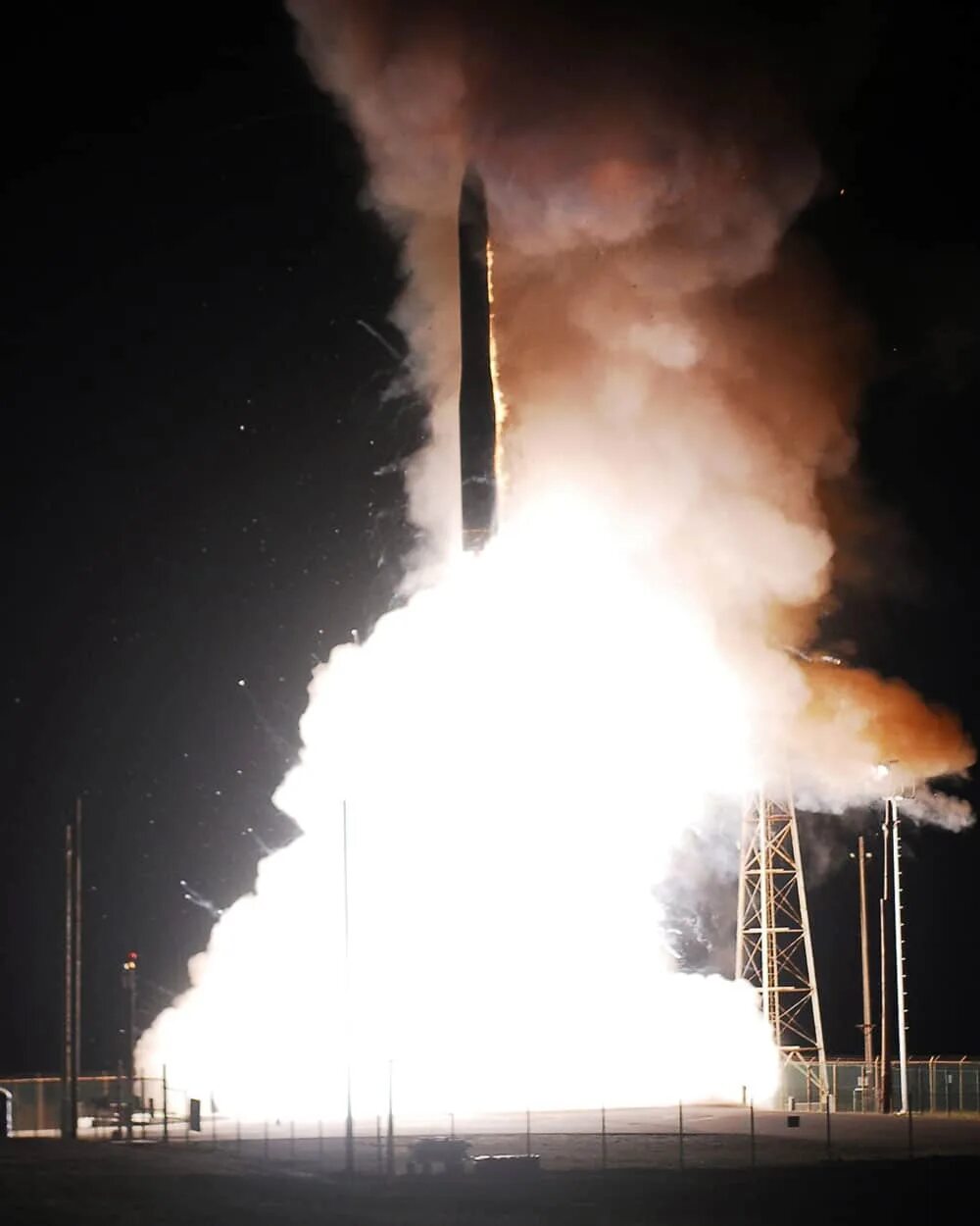 Пуск трайдент 2. M270 atacms. Томагавк ракета сша. Standard sm-3 block iia. Гиперзвуковая ракета.