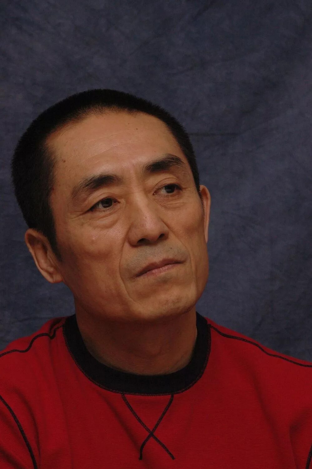 Чжан имоу. Чжан имоу режиссер. чжан имо́у. чжан имоу китайский актёр.