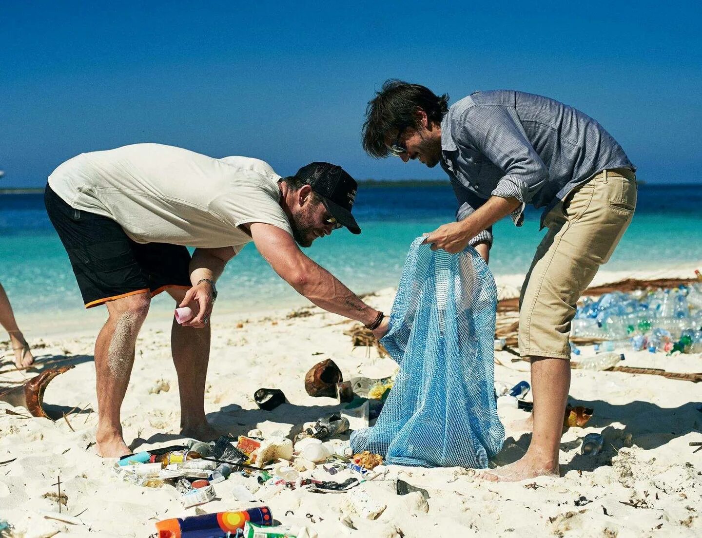 Через несколько десятков лет. People Cleaning the Beach. Компания на море коллаж. Pick up Beach. Отдых людей через несколько десятков лет.