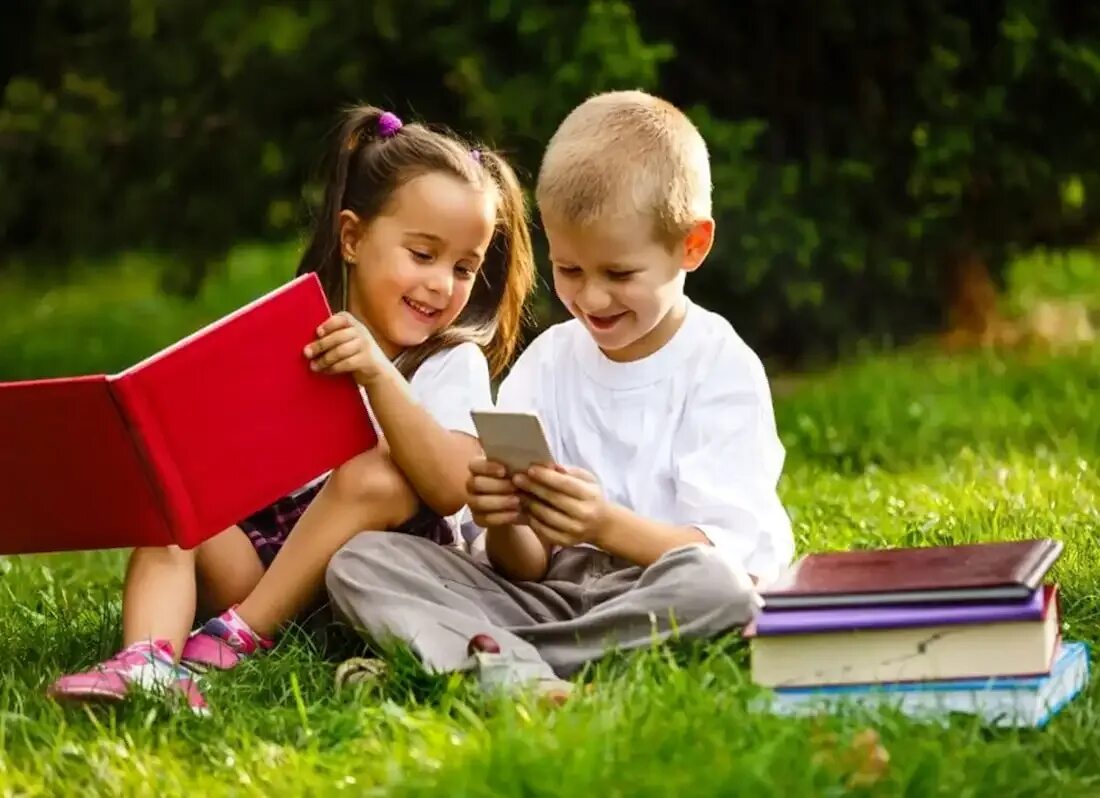 Сестренка учится. Read books Kids. Kid reading book. Фотосессия дети читают книгу сидя. Kids reading a book Top view.