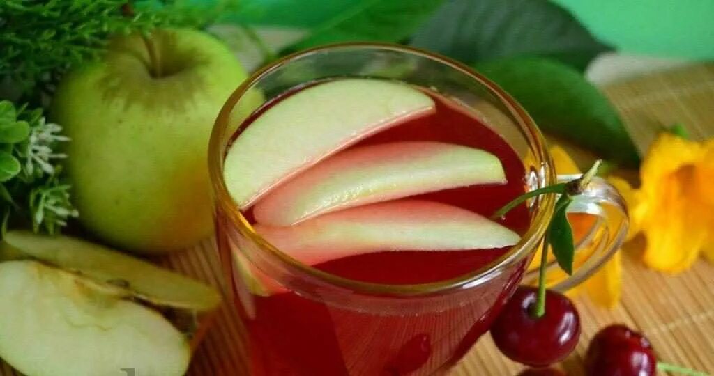 Приготовление фруктовых напитков. Компот из свежих плодов. Яблочный компот. Фрукты для компота. Компот яблочно вишневый.