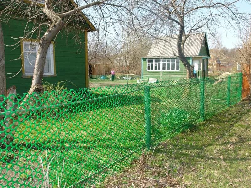 Купить дом в сетка. Забор из пластиковой четки. Забор из пластиковой сетки. Палисадник из сетки. Забор палисадника сетка.