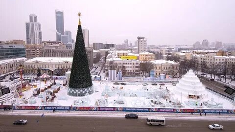 Екатеринбургские дайверы спустили под воду ёлку и станцевали вокруг неё хор...