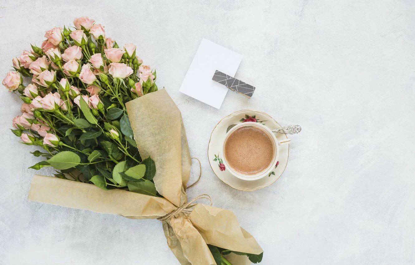 Букеты утро. Букет с кофе. Цветы и кофе на столе. Доброе утро Кристина. Кофе на фоне цветов.