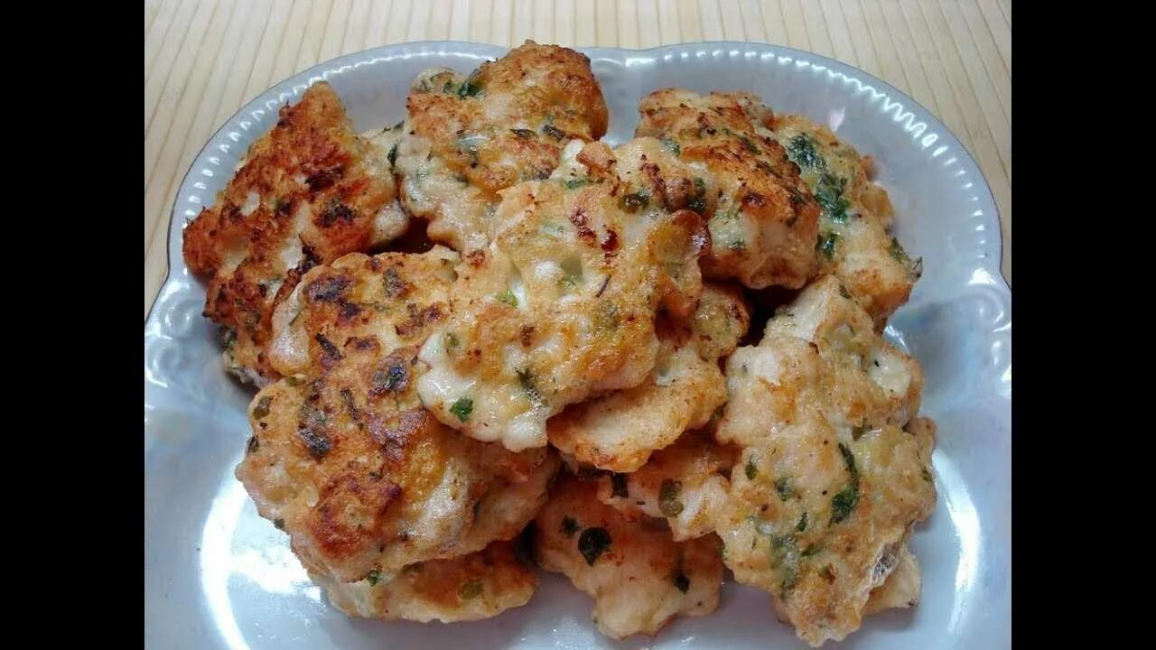 куриные оладьи из куриной грудки. куриные оладьи из куриной грудки с майонезом. куриные оладьи с зеленью и сыром. рубленые куриные котлеты. куриные оладьи из куриной грудки с майонезом.