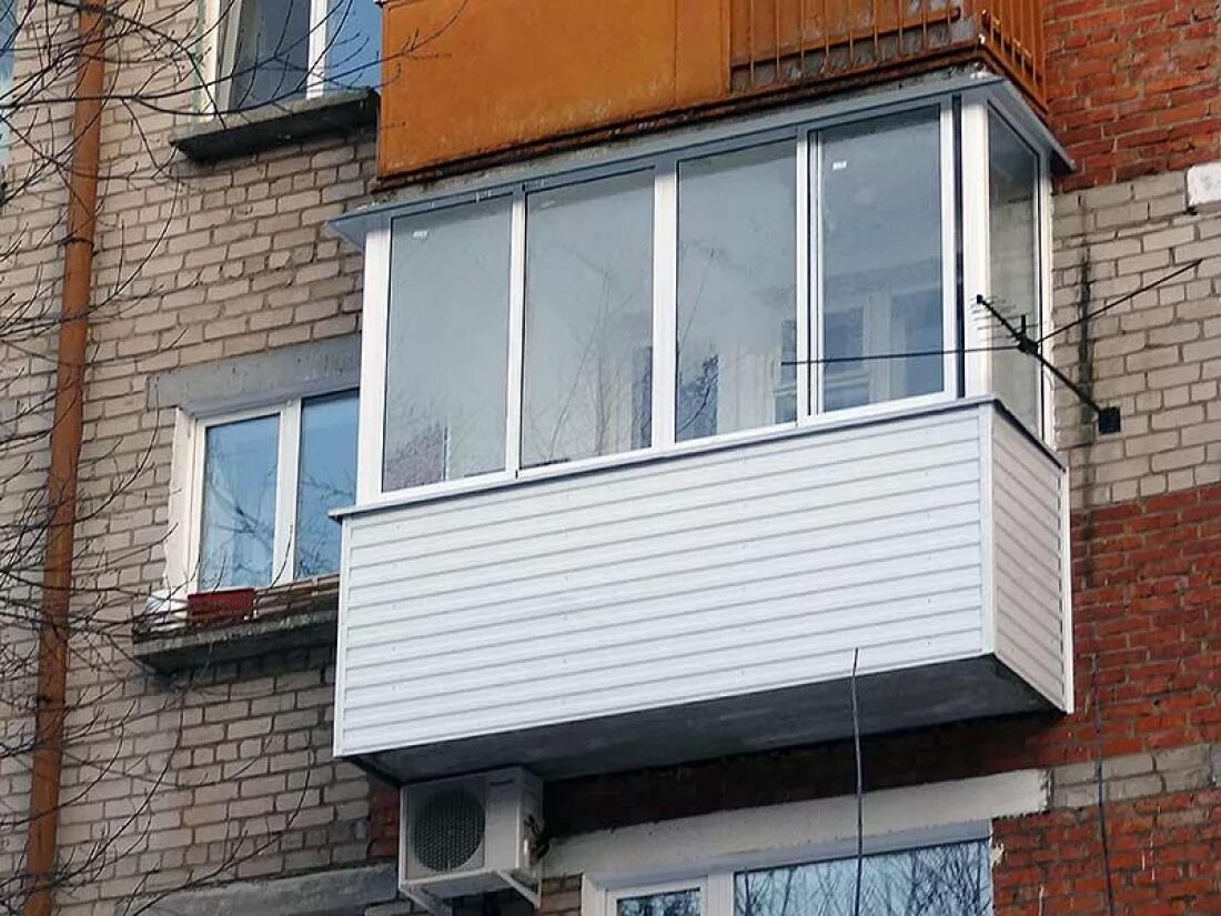 Алютех 100 застекление балкона. Алюминиевый балкон. Холодное остекление 495 0080828. Пластиковое остекление лоджии. Застекленная лоджия.
