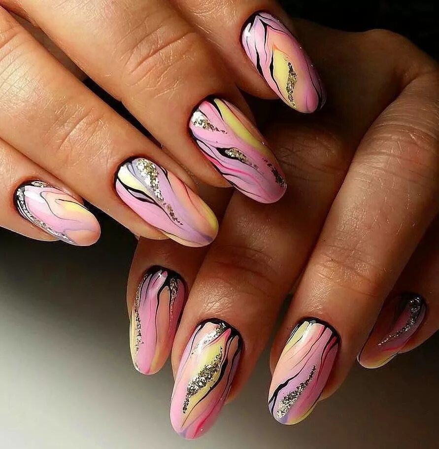 стильный маникюр с рисунком. современный маникюр. топ 10 дизайнов ногтей 2022. розовый маникюр с абстракцией. идеи нейтрального маникюра.